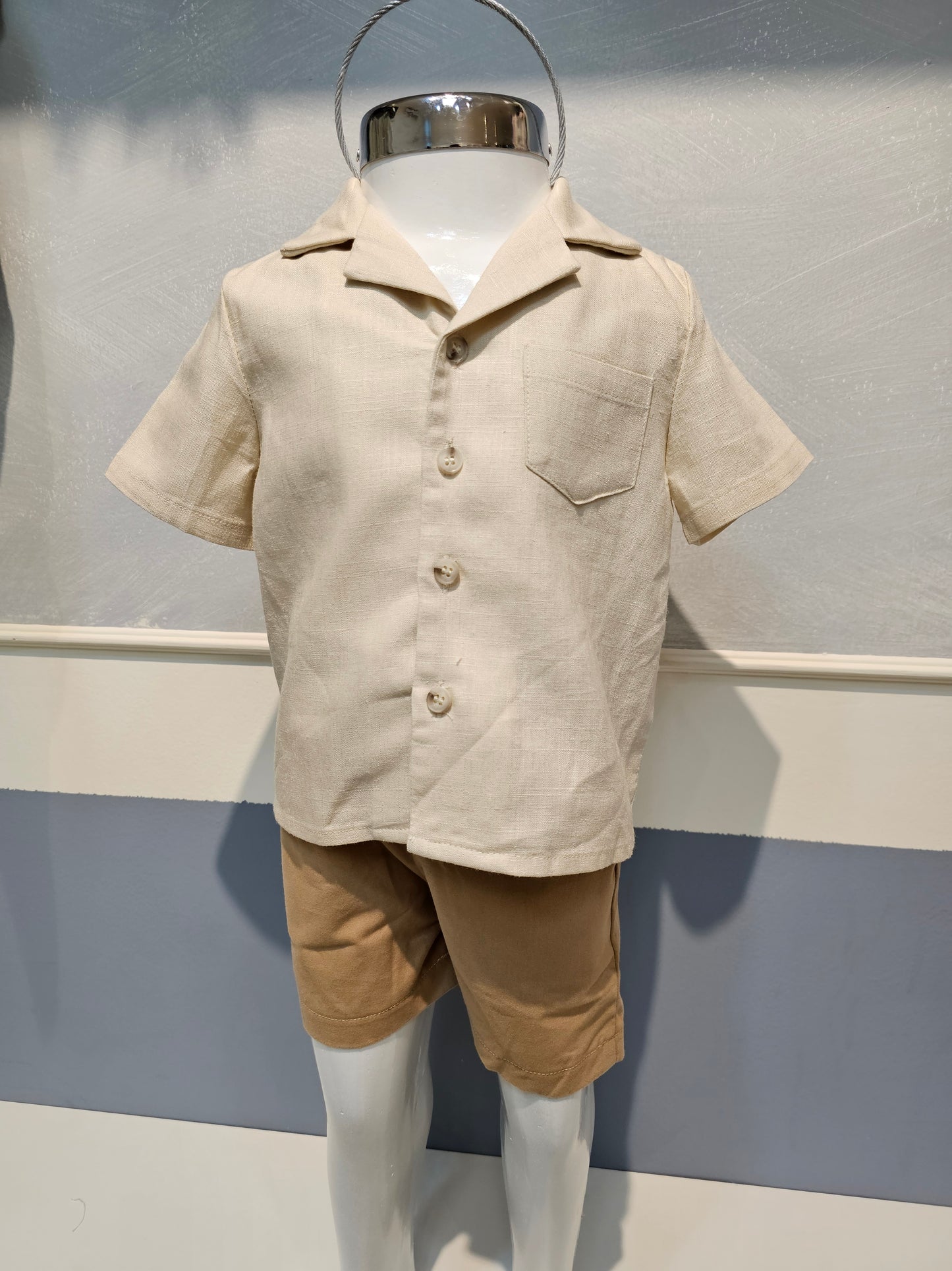 Conjunto camisa beige short caqui