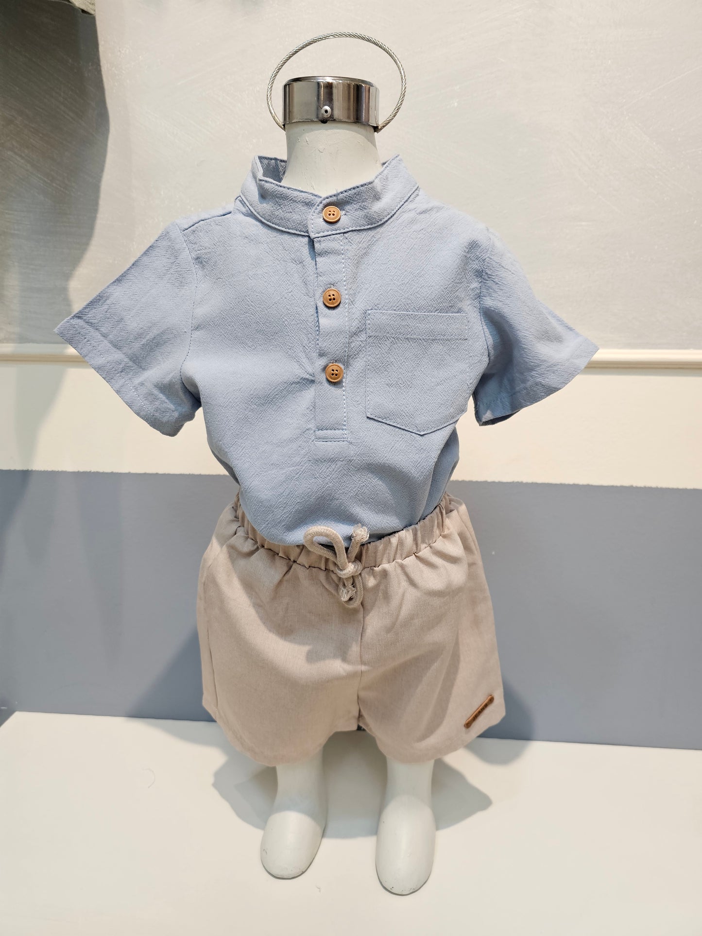 Conjunto camisa celeste,short beige