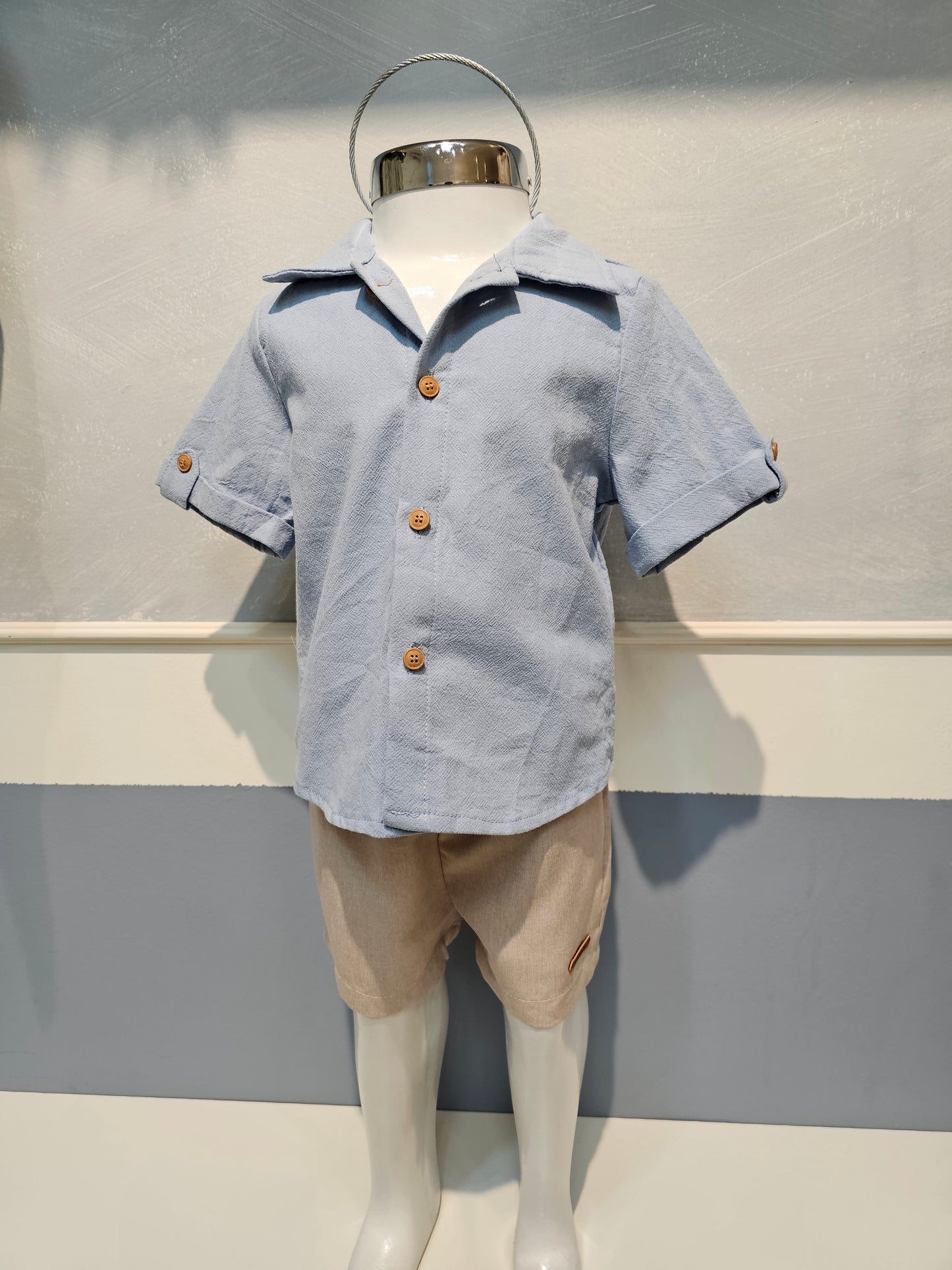 Conjunto camisa celeste con short beige