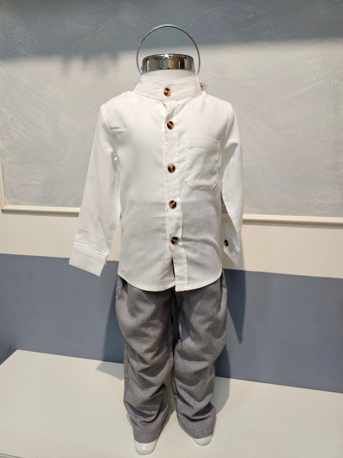 Conjunto Camisa Blanca y Pantalón gris liso