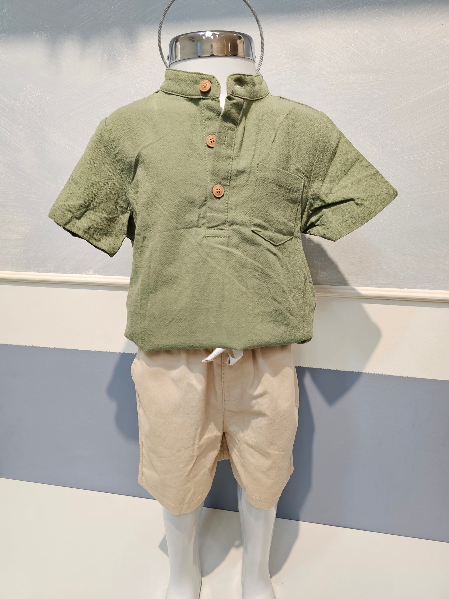 Conjunto Short Beige y camisa verde