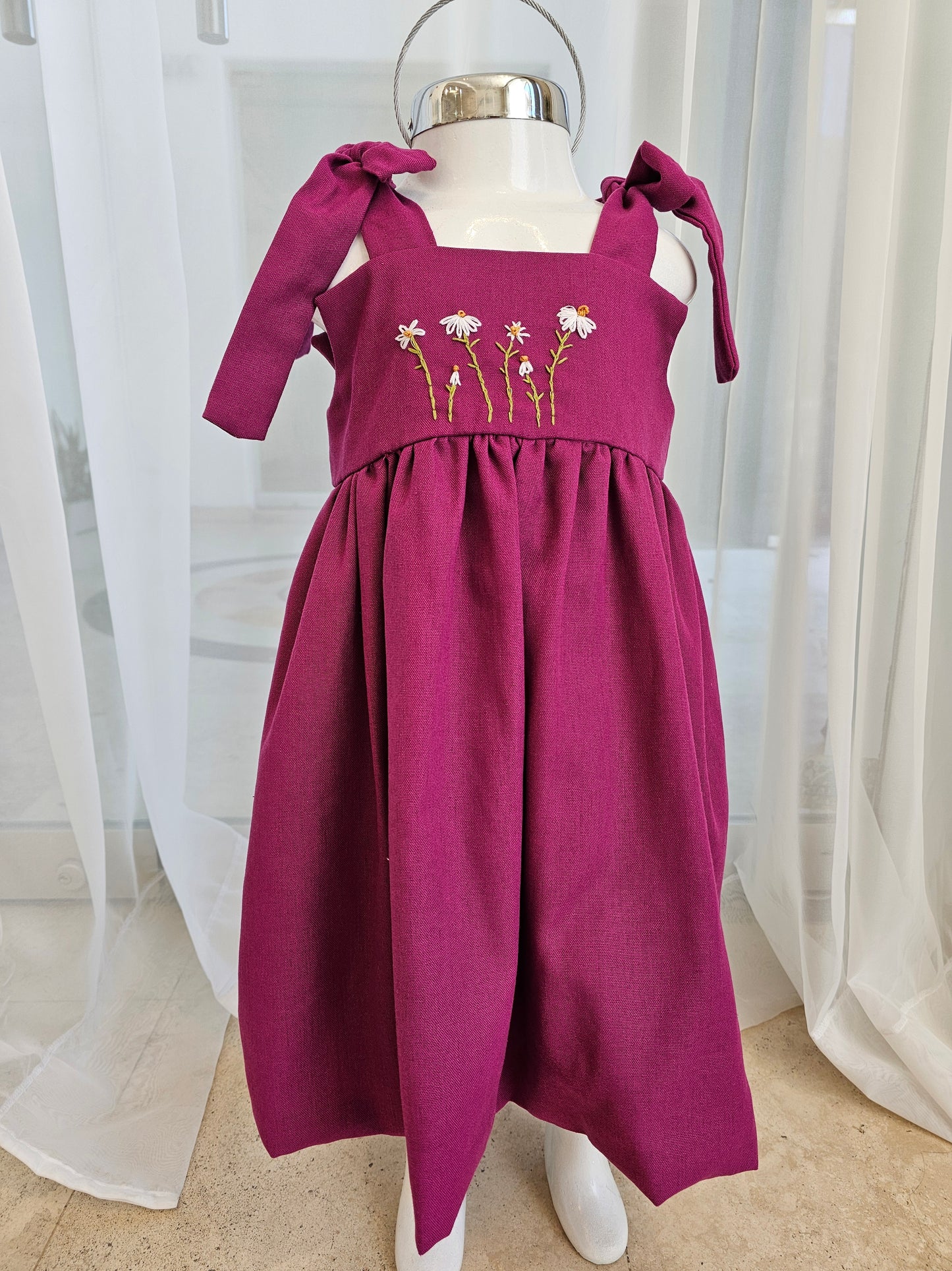 Vestido magenta con tirante de moño