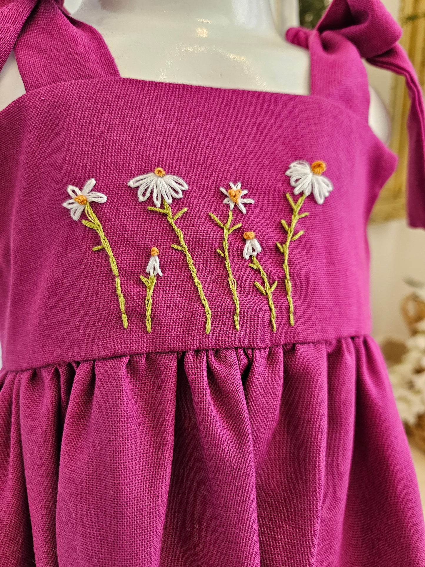 Vestido magenta con tirante de moño