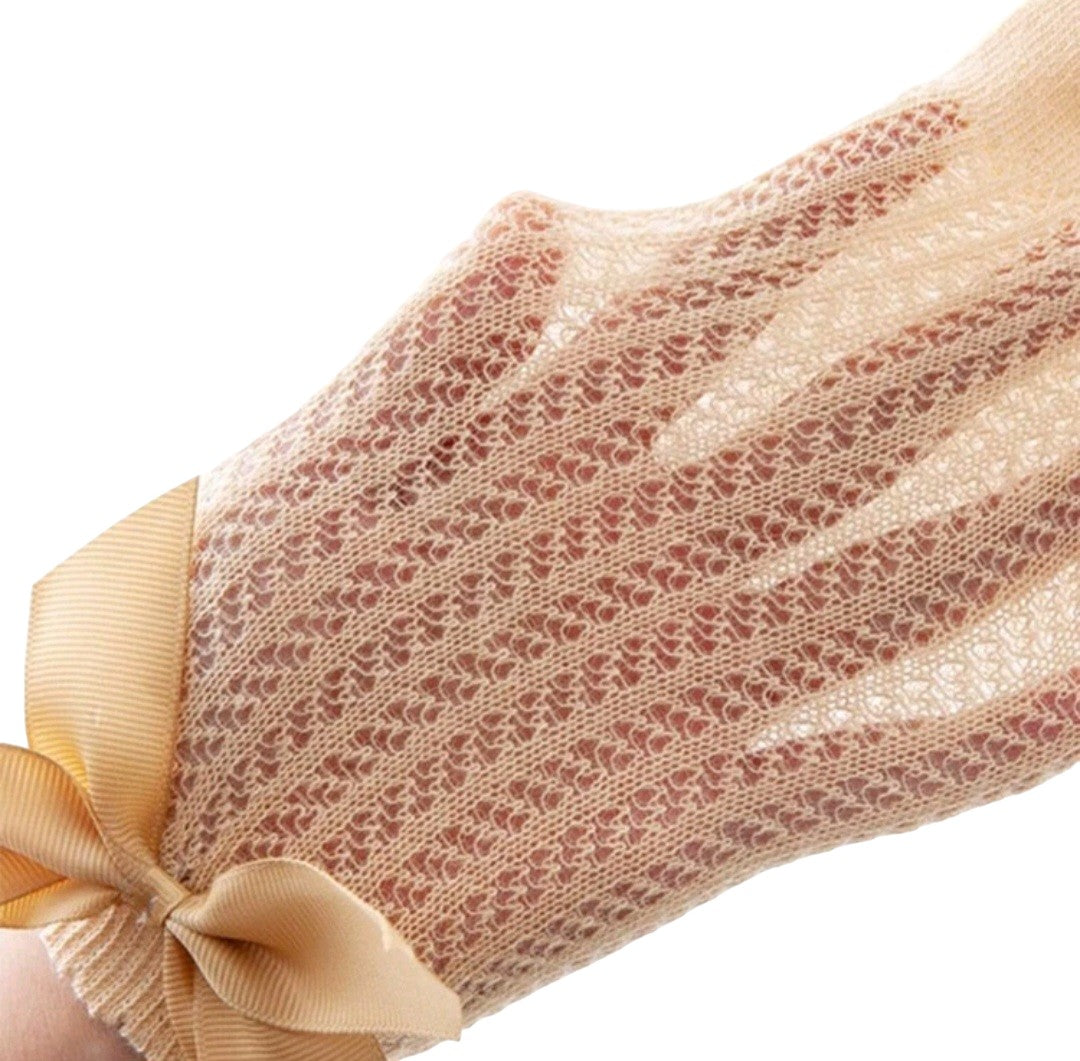 Calceta delgada con textura y moño superior