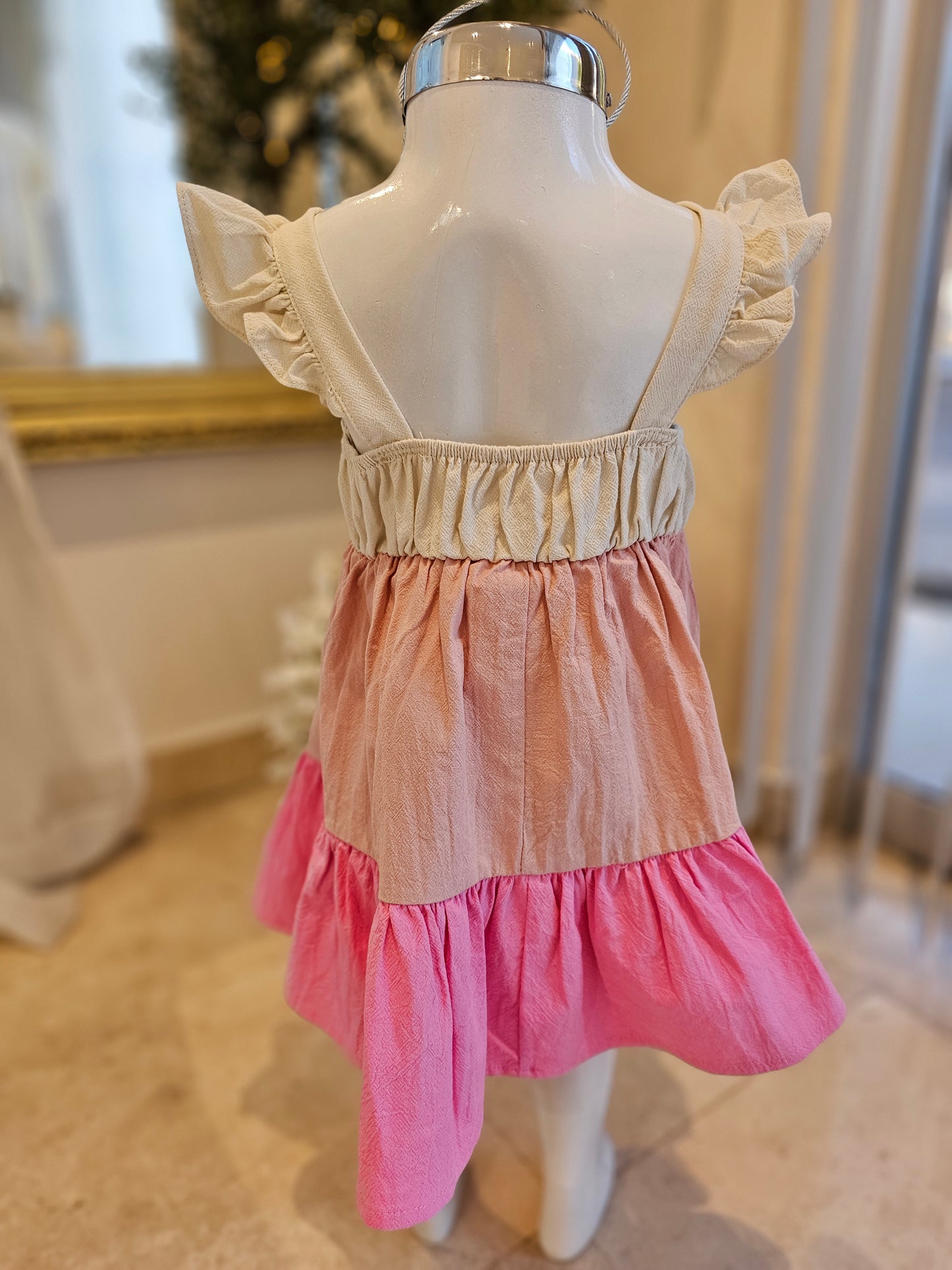 Vestido tricolor con manga fruncida y olanes