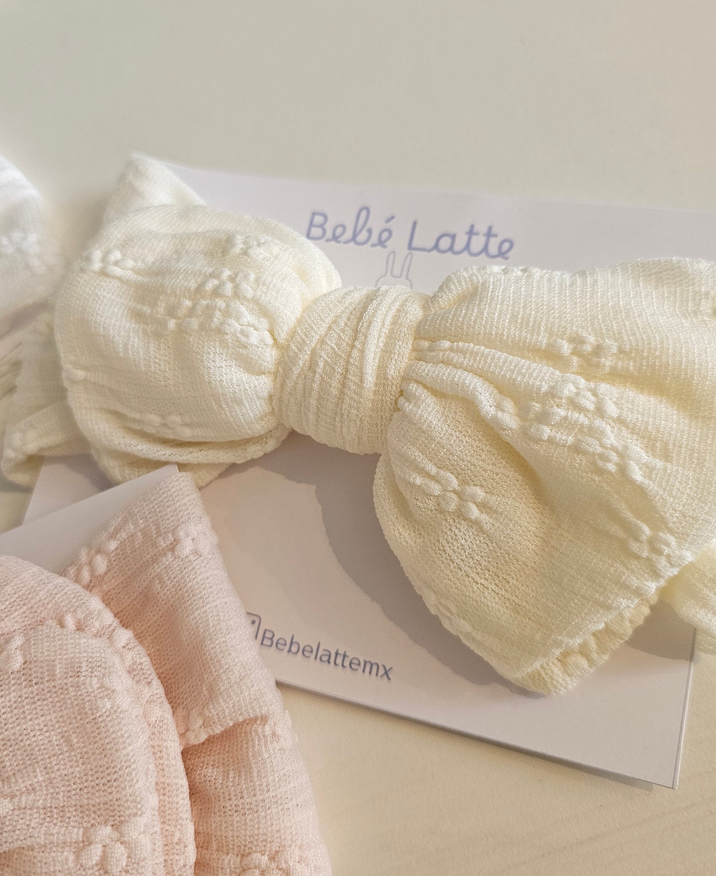 Moño banda con relieve