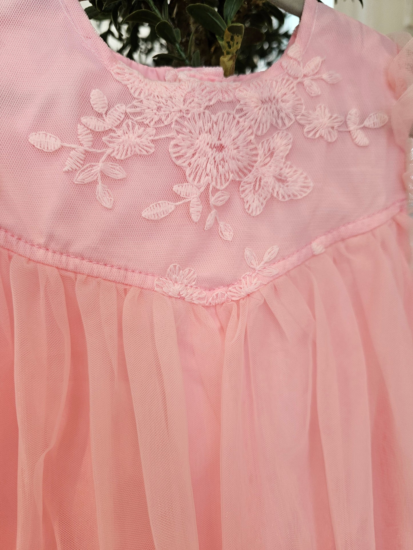 Vestido de tul rosa con bordado