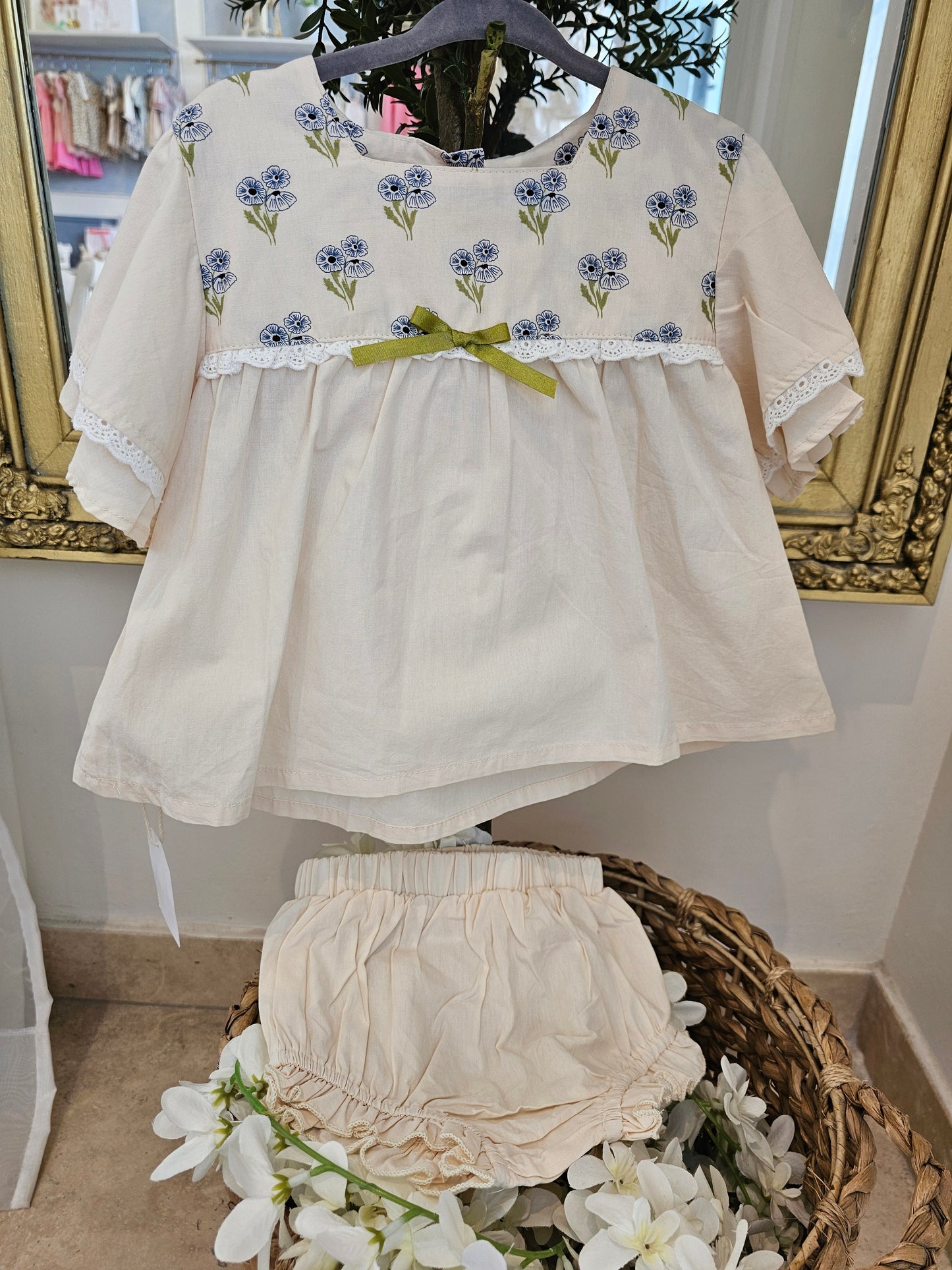 Vestido beige con mangas campana tira bordada