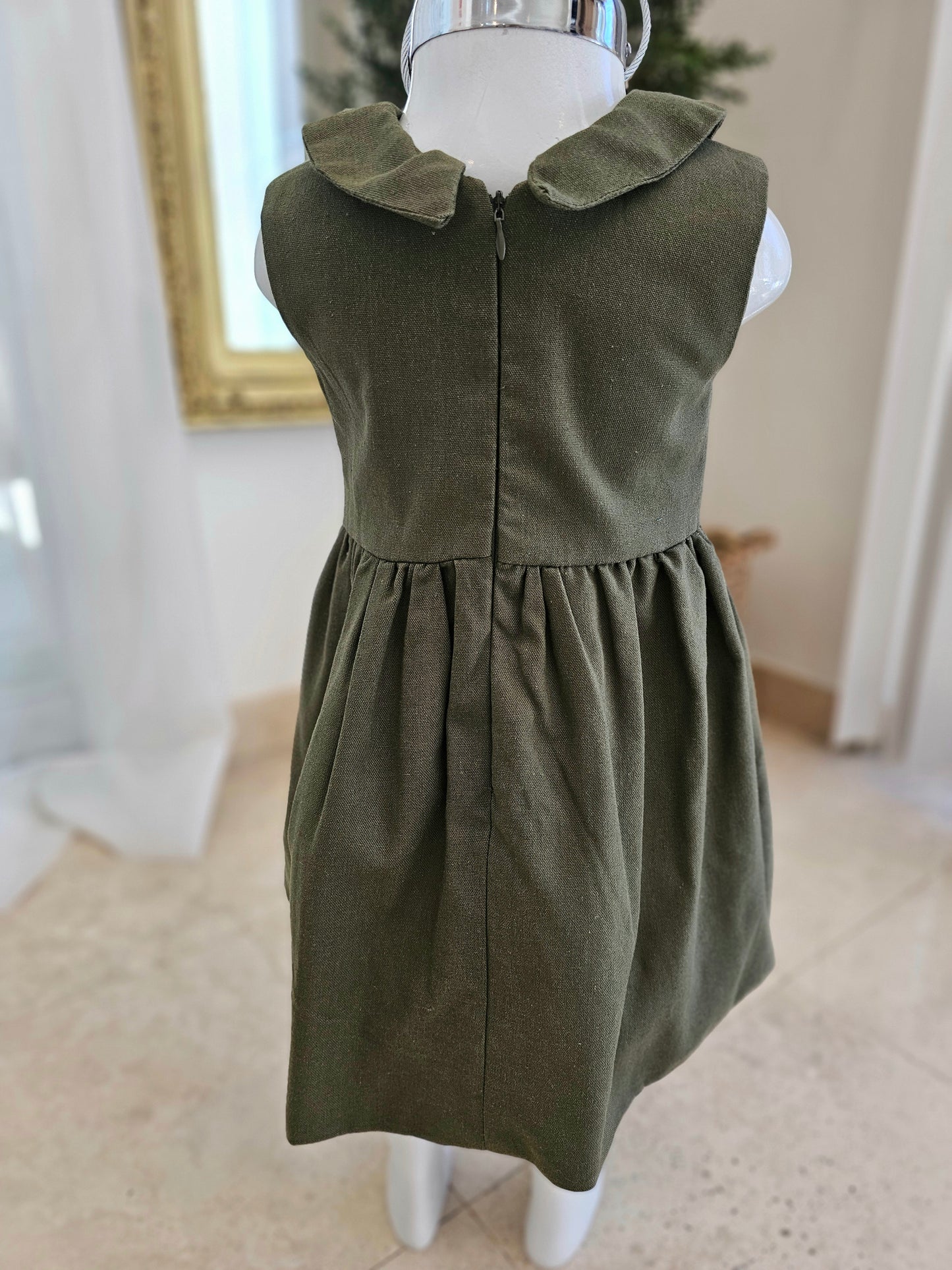 Vestido verde militar con bordado floral