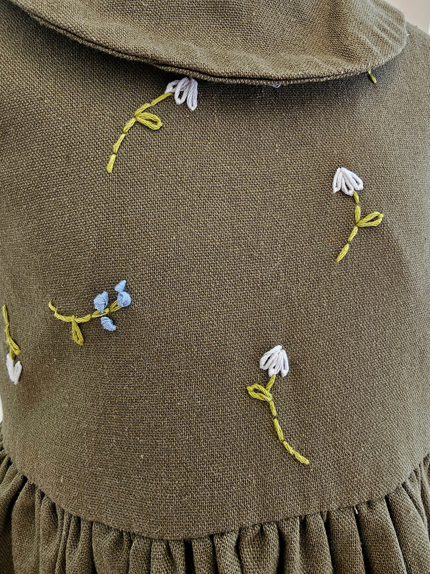 Vestido verde militar con bordado floral
