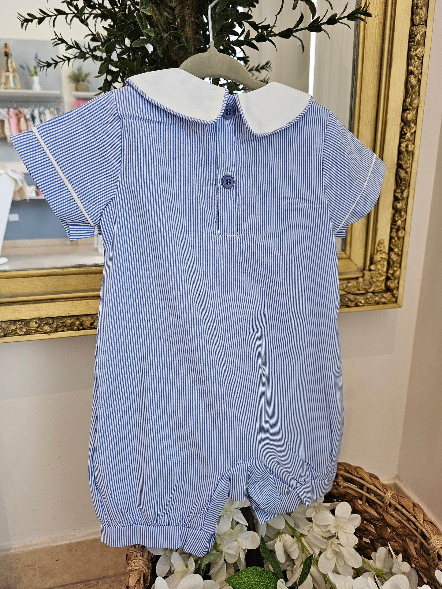 Mono de rayas azul con cuello redondo
