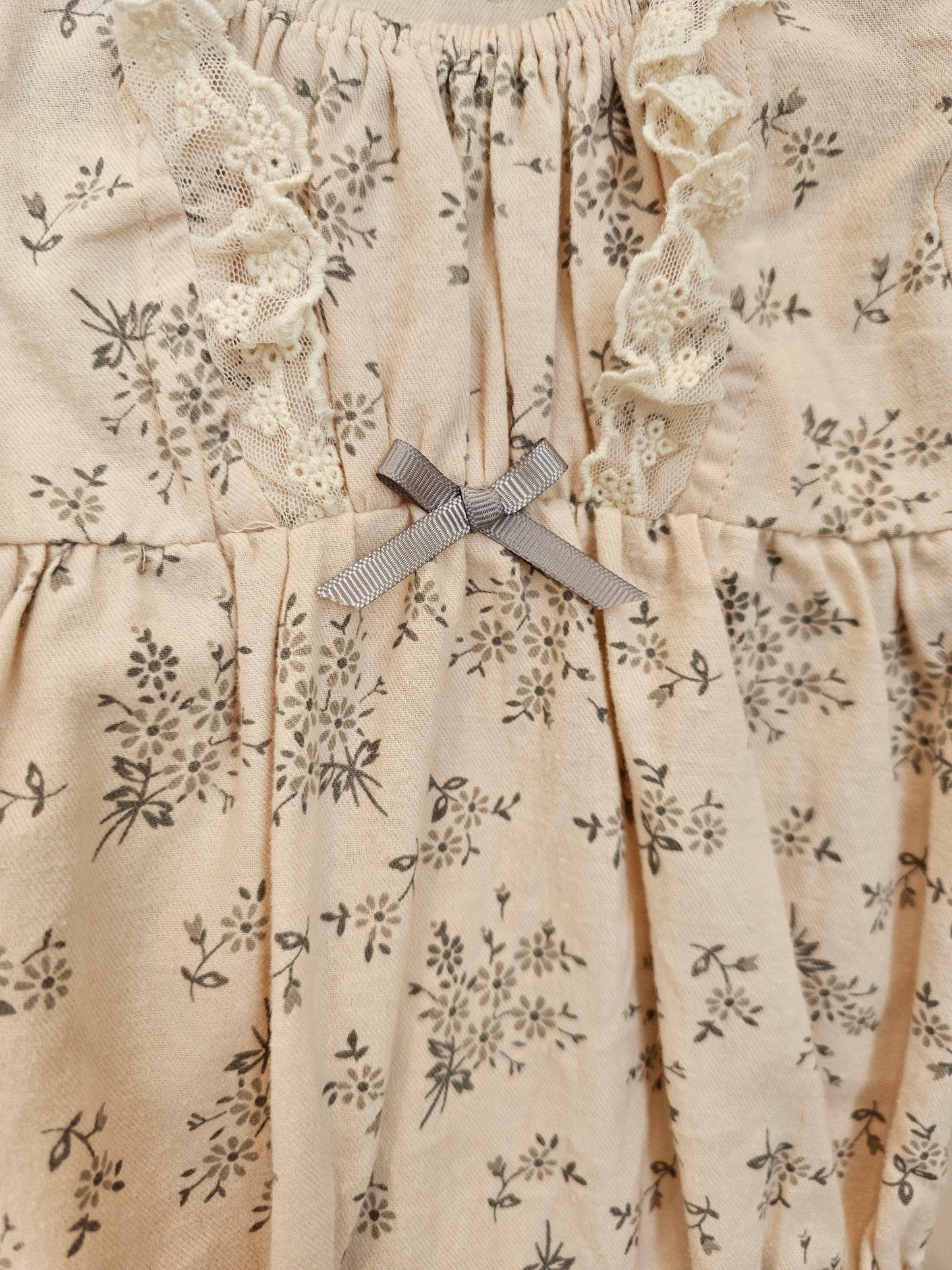 Body beige con encaje floral gris