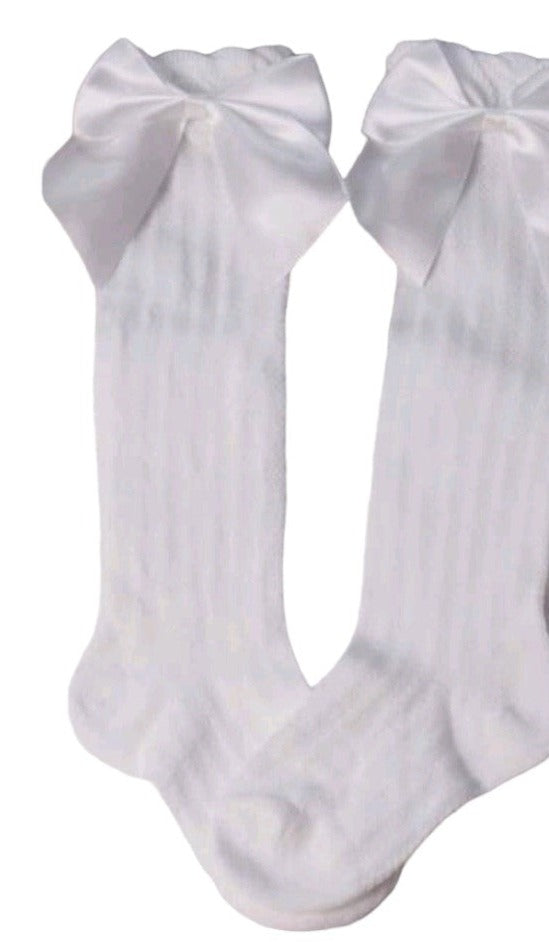 Calcetas largas con moño de satén.