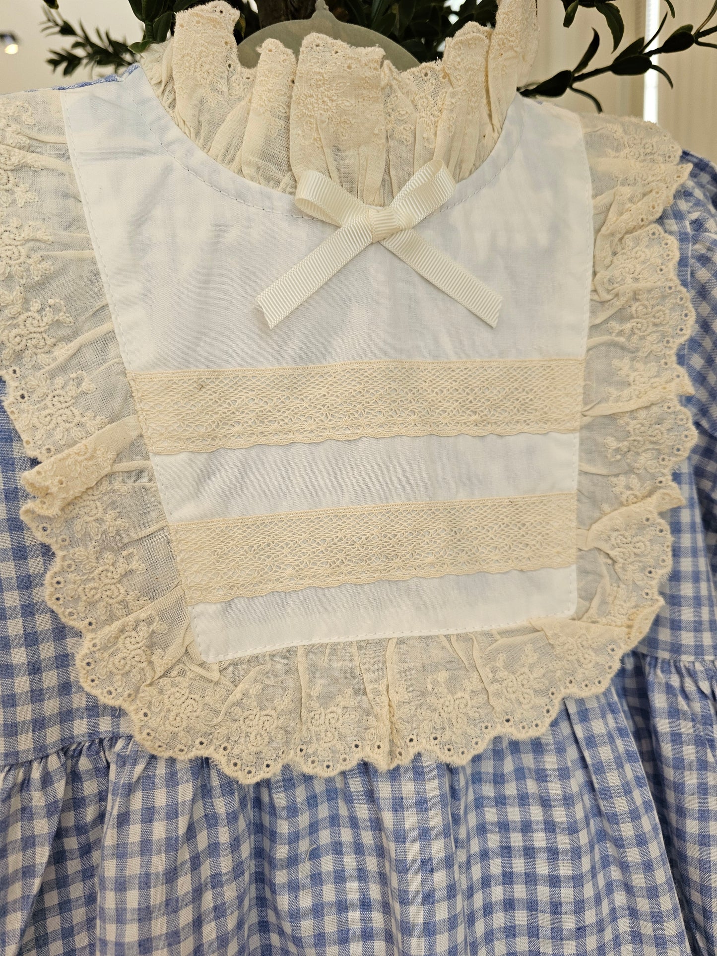 Vestido cuadros azul con peto y lazo