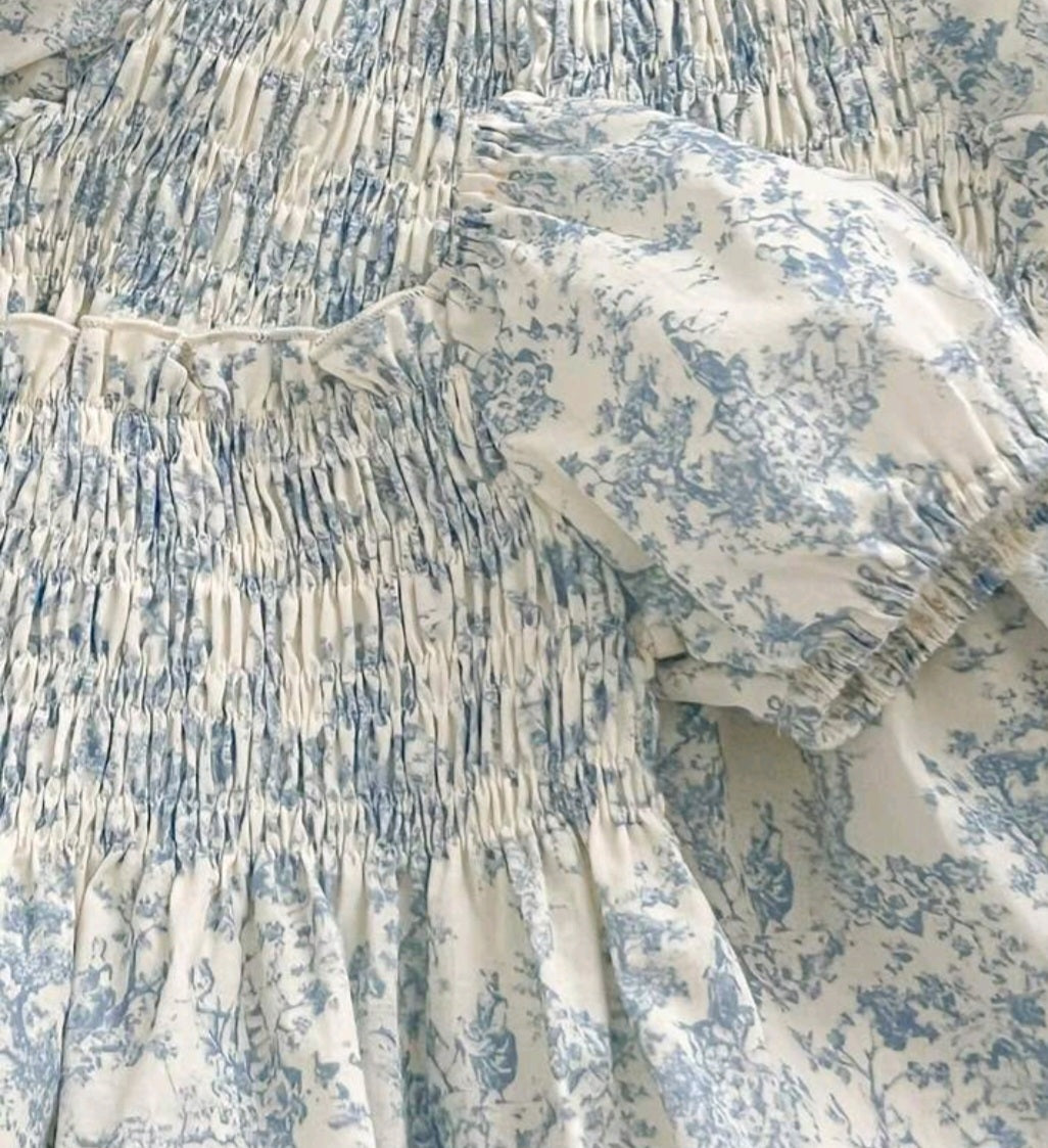 Body floral azul con fruncido, mangas globo