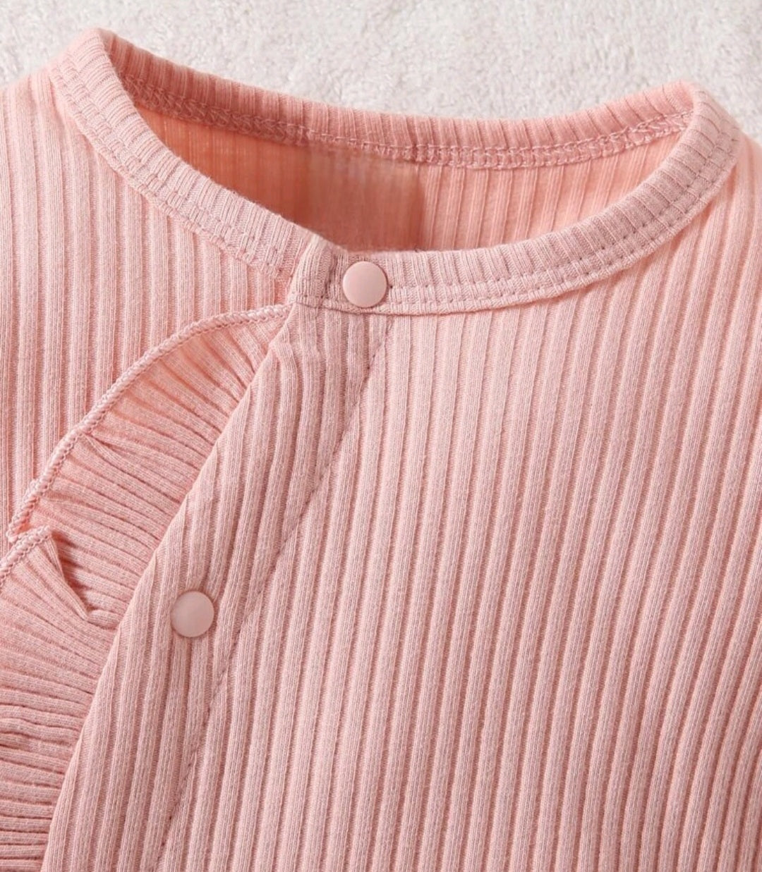 Set de mameluco, gorro y babero con olan