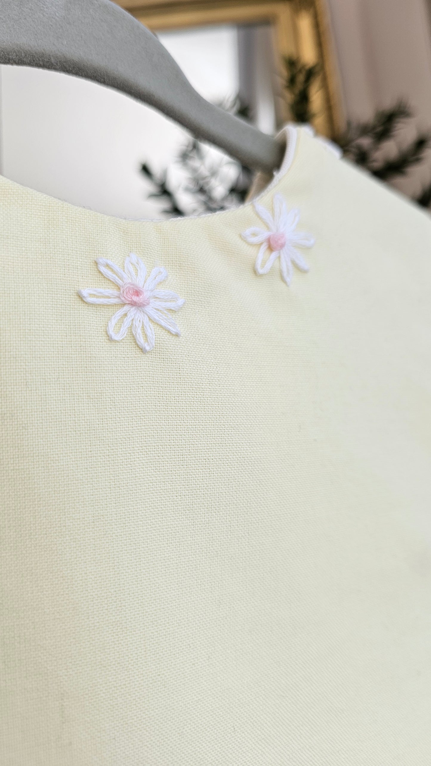 Vestido amarillo corte A con flores bordadas