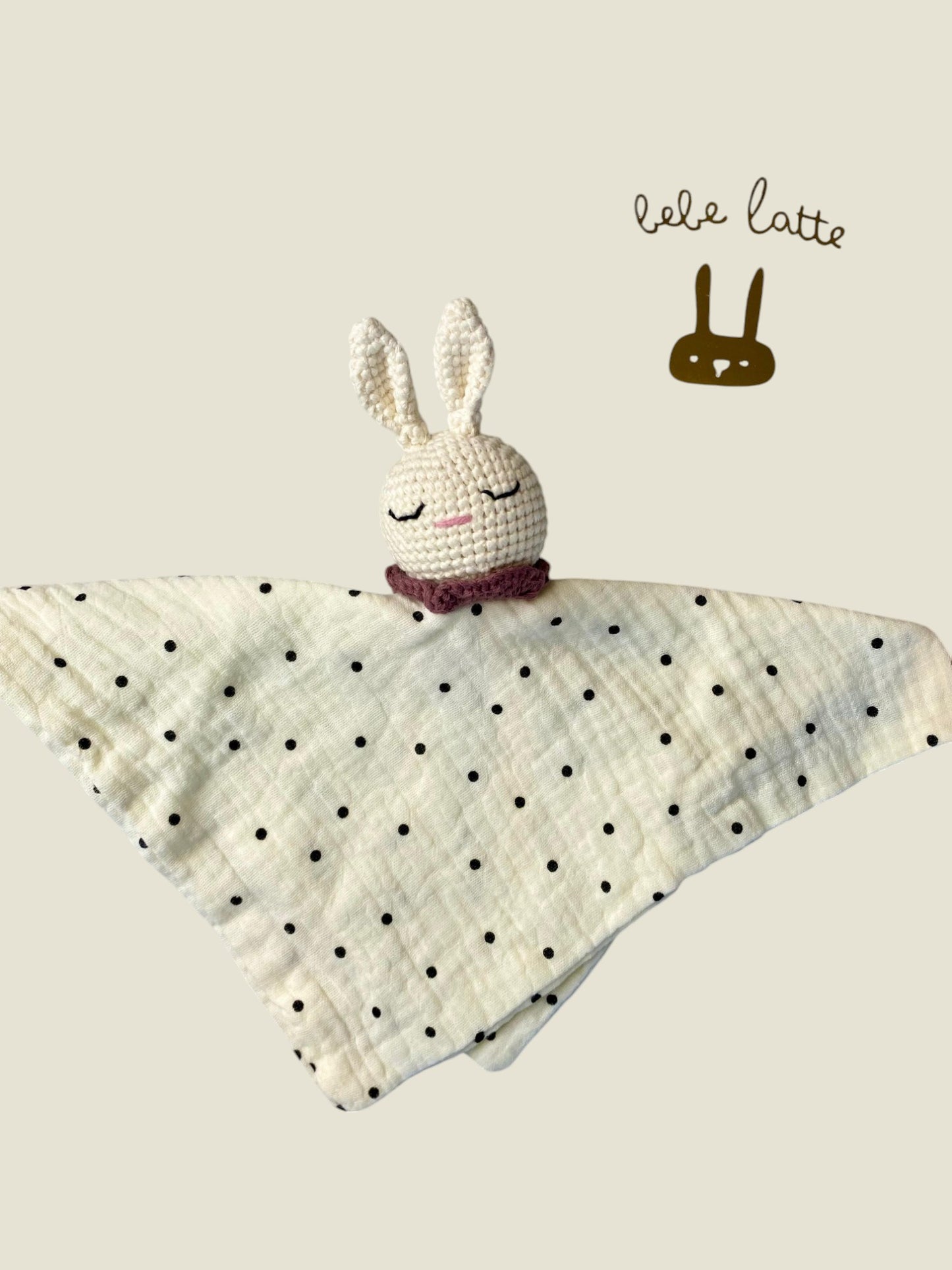 Conejo de apego con lunares negros