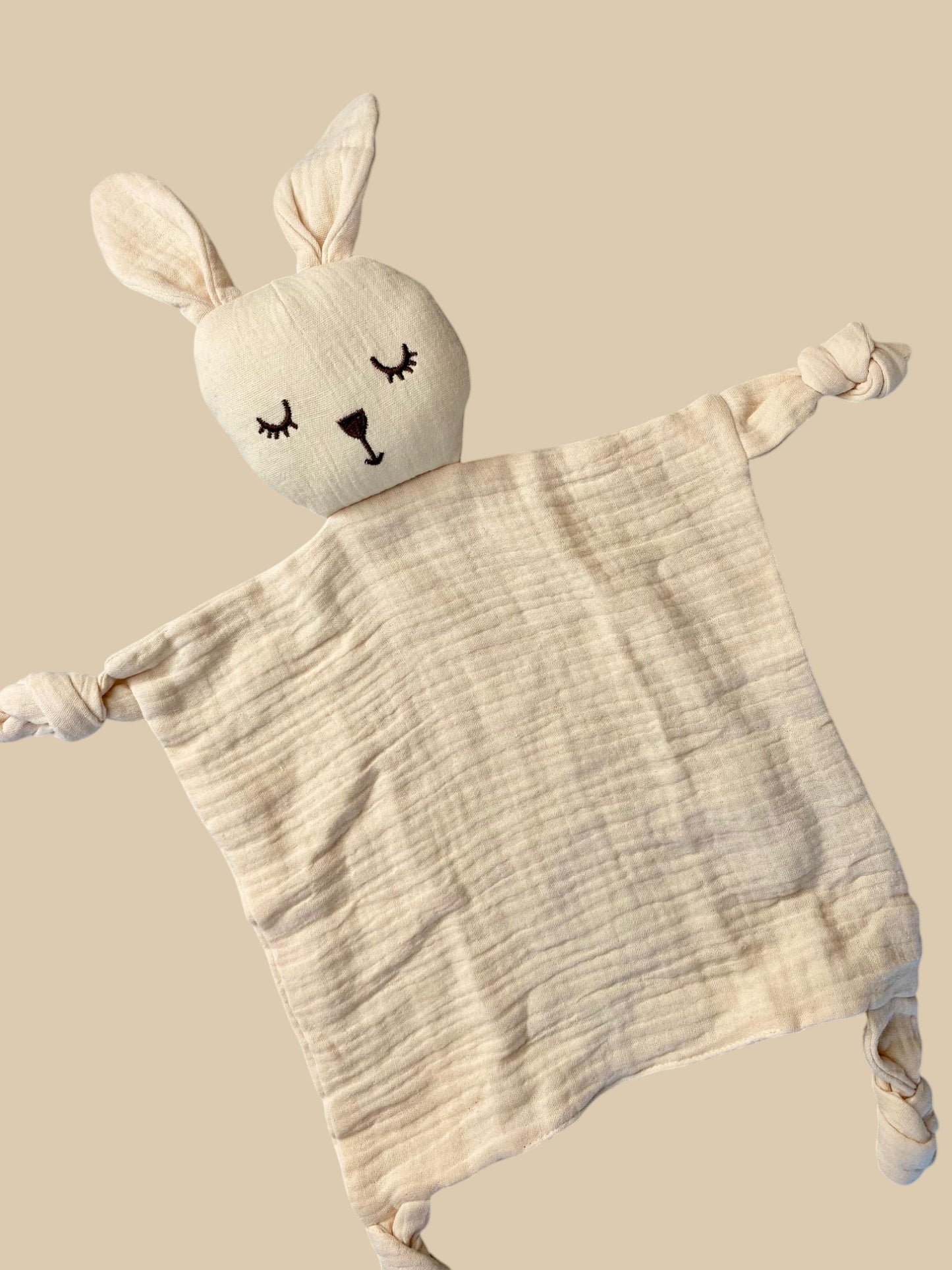 Conejo de apego beige