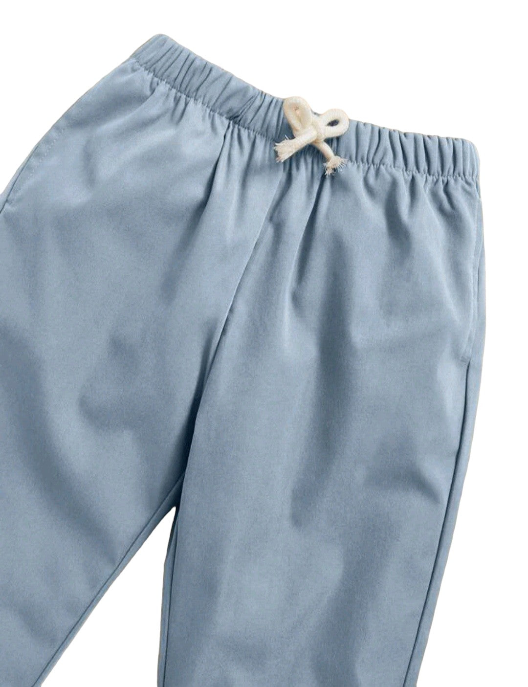 Camisa de cuello alto y pantalón azul