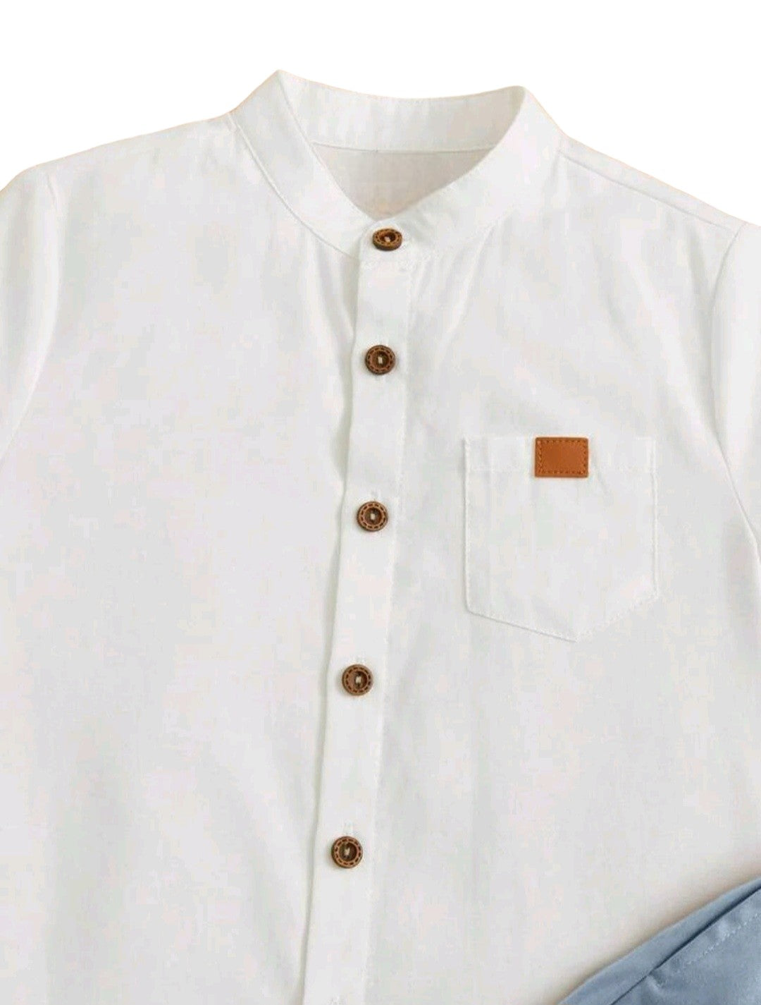 Camisa de cuello alto y pantalón azul