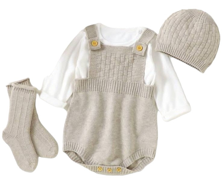 Body overol calcetas y gorro tejido