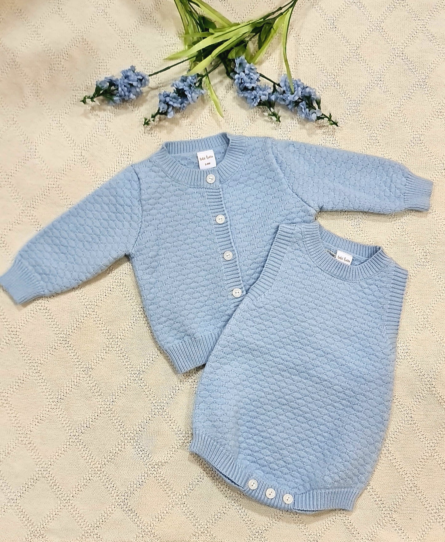 Body y Cárdigan azul de punto