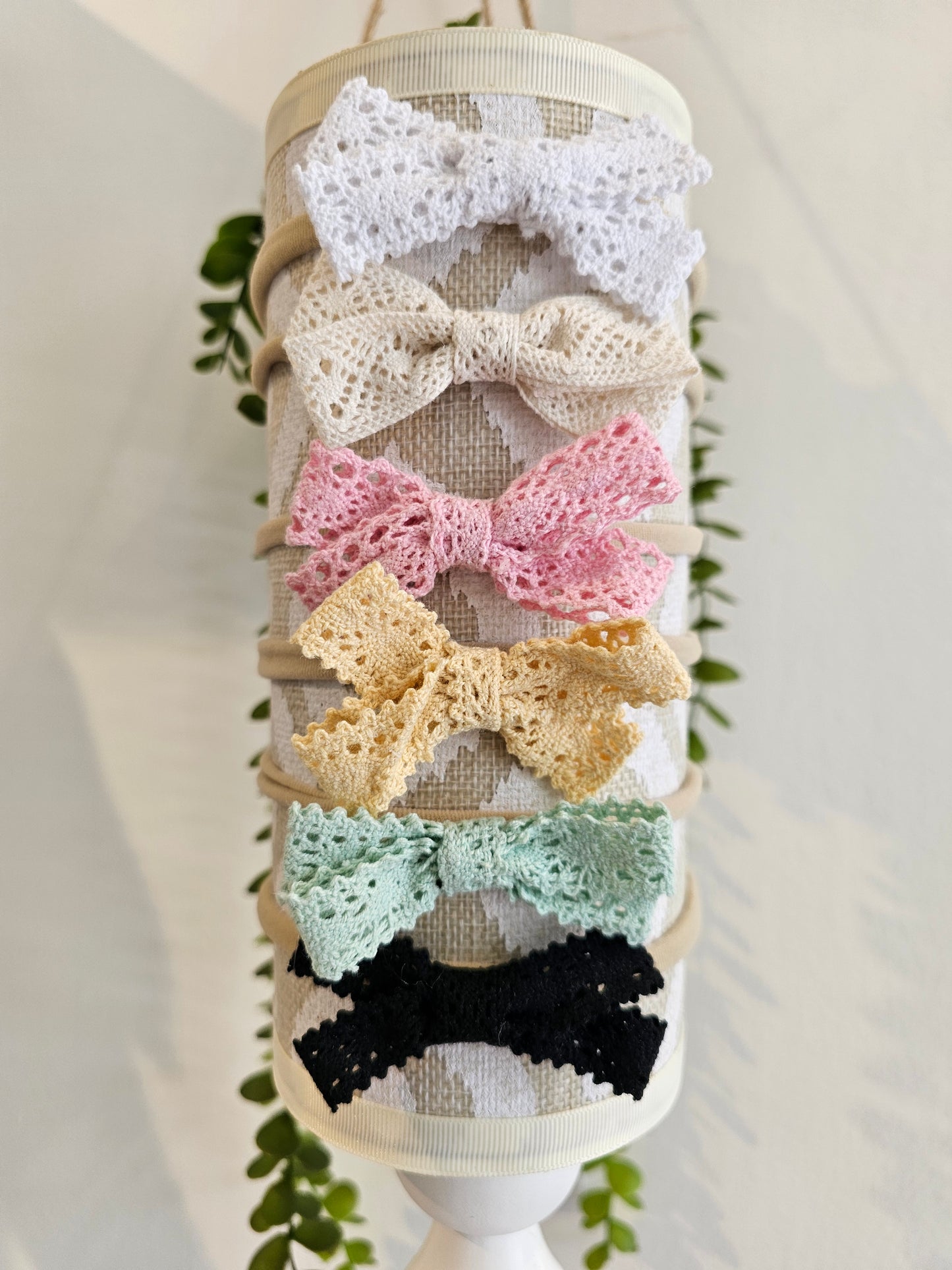 Banda con moños en encaje