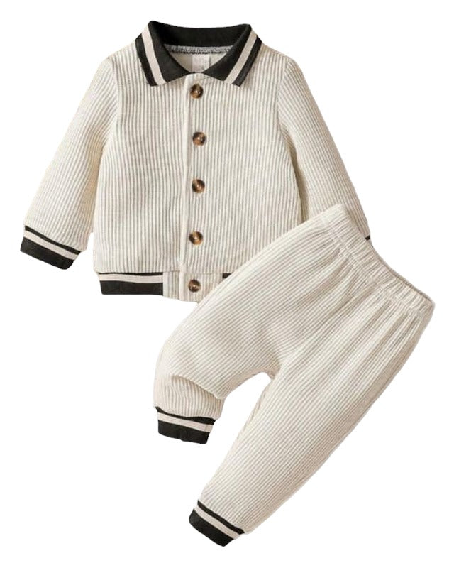 Conjunto de rayas y pantalón deportivo