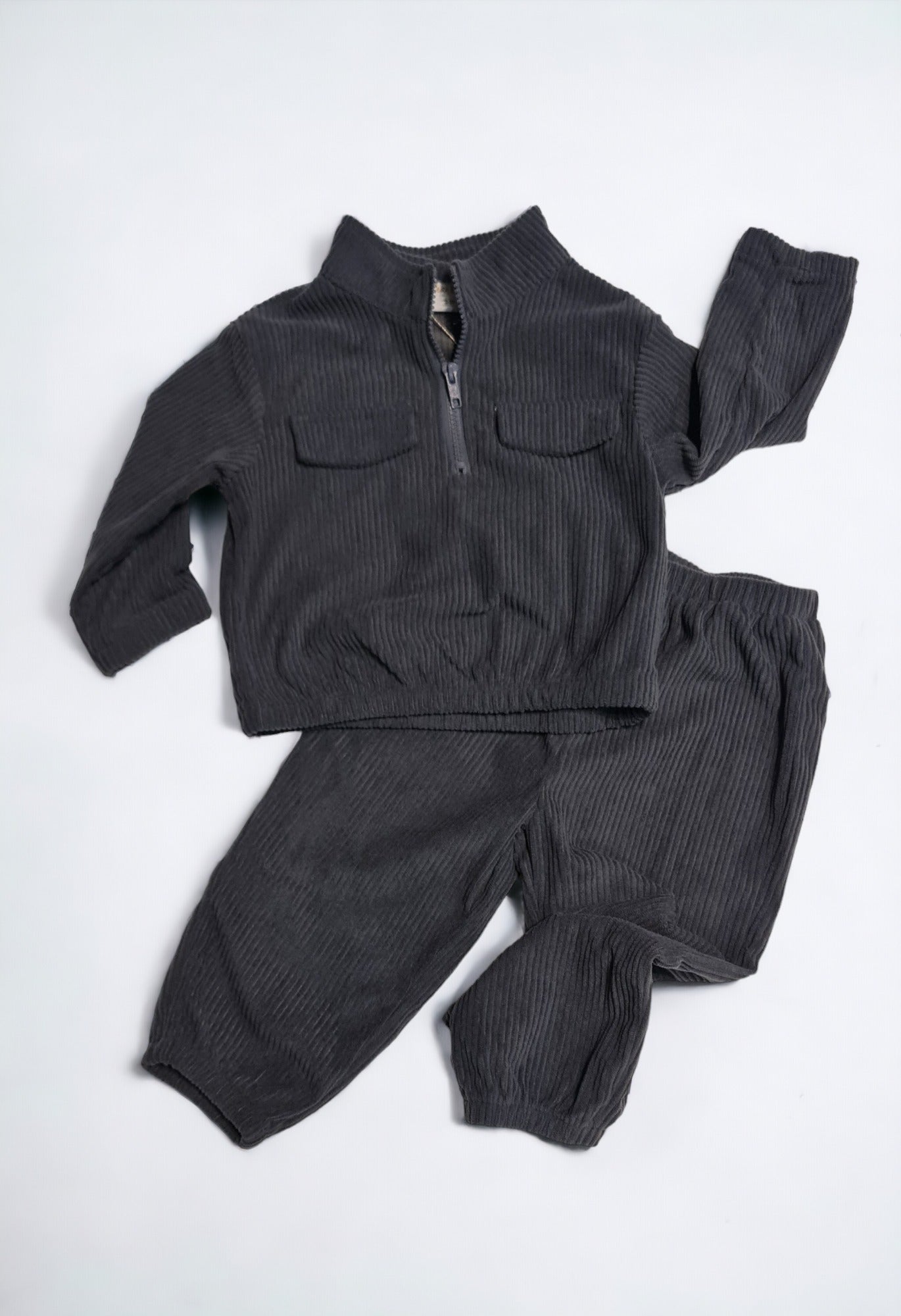 Conjunto gris con bolsas