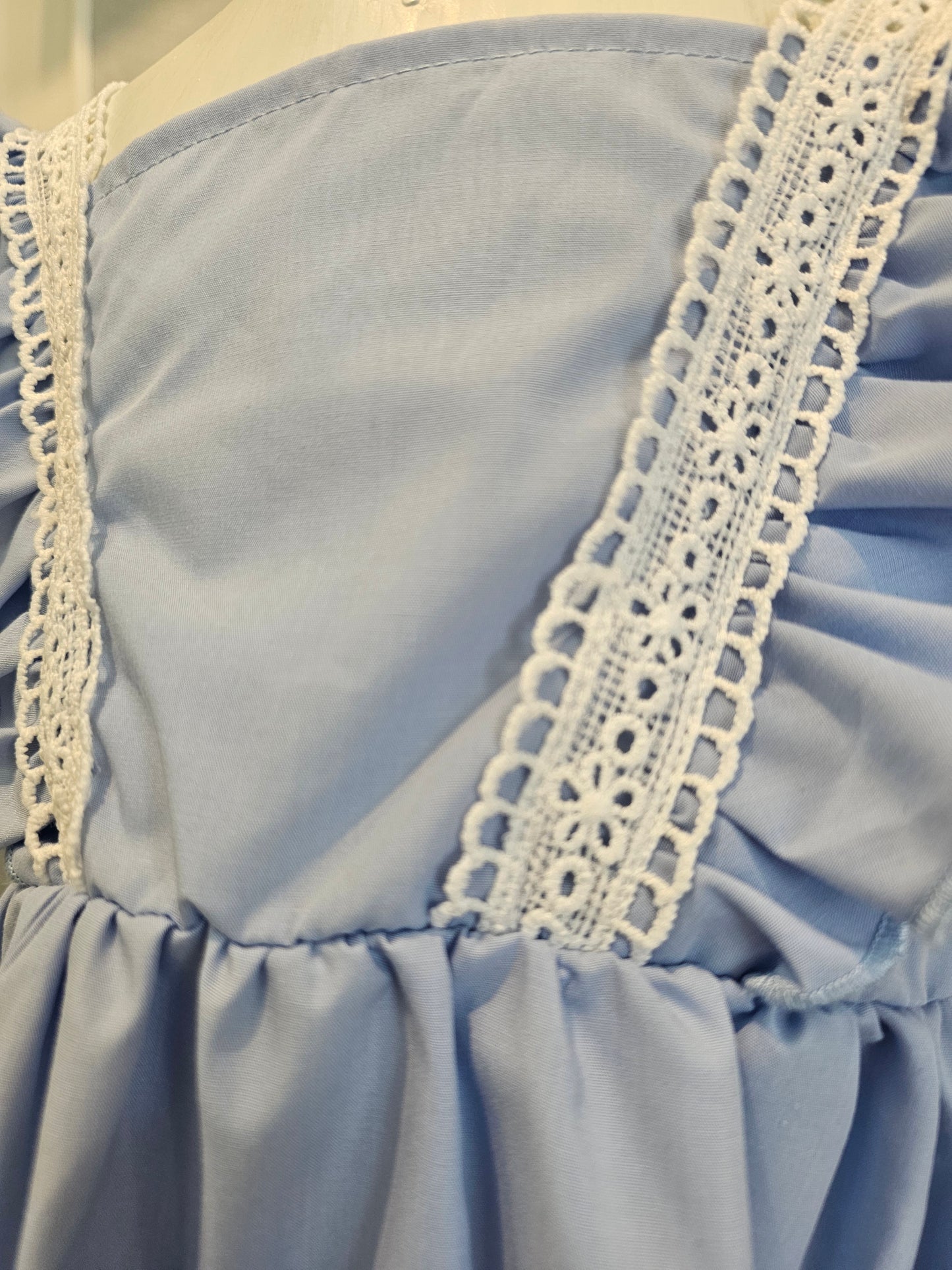 Vestido celeste con olanes y encaje