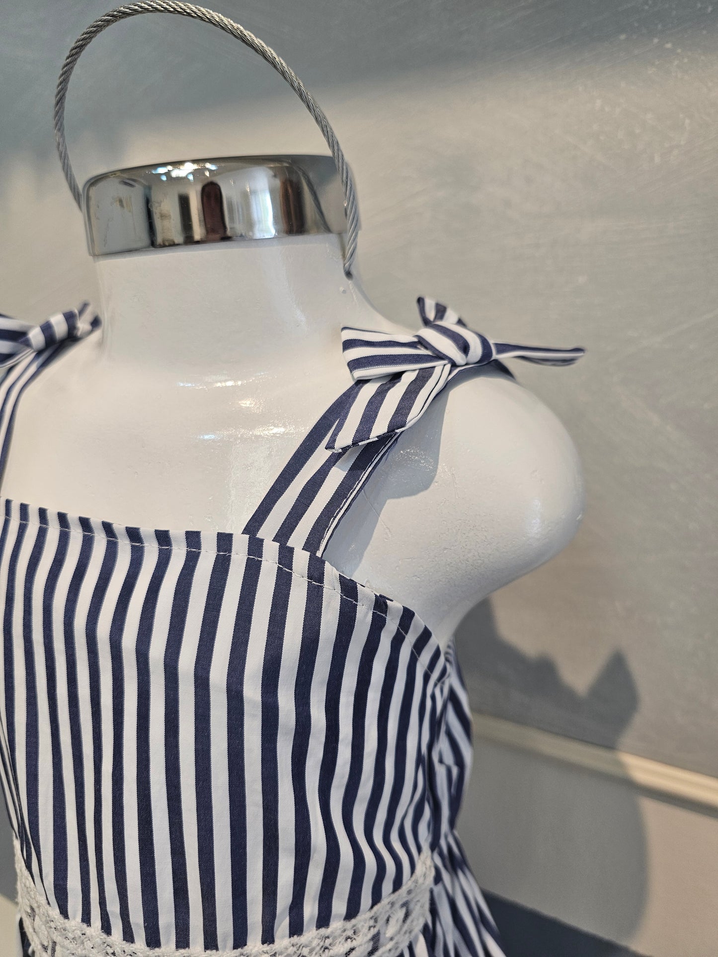 Vestido azul de líneas con encaje