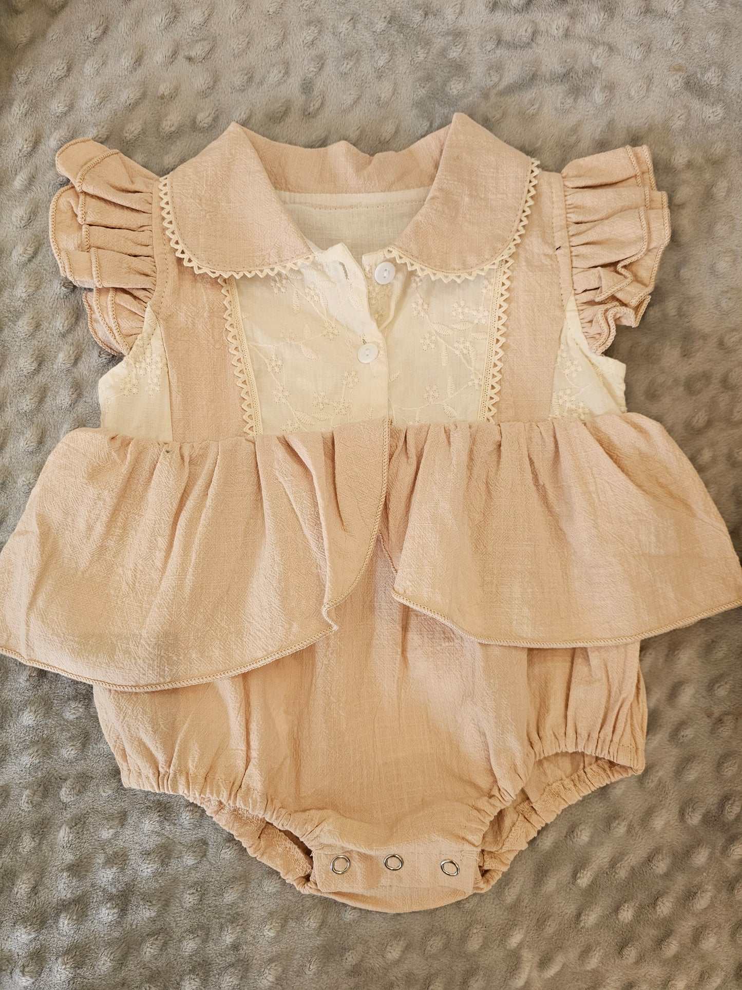 Body rosa con olan y encaje en cuello