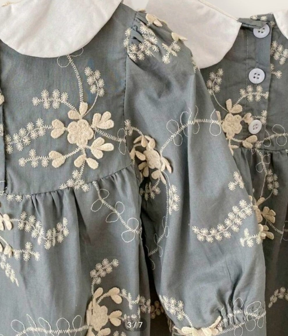 Body gris con bordado de flores