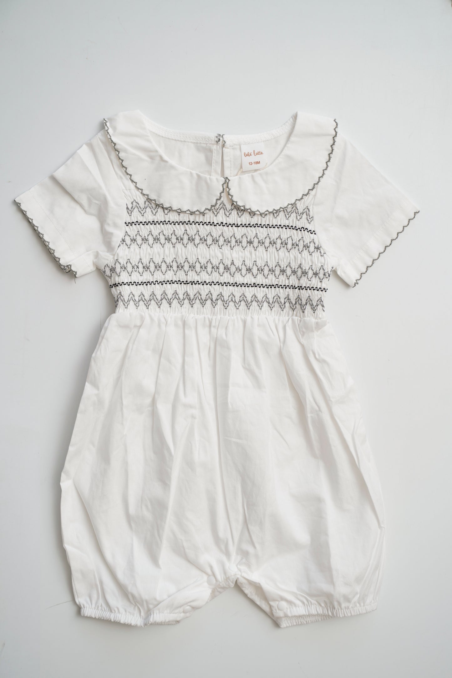 Mono blanco bordado gris