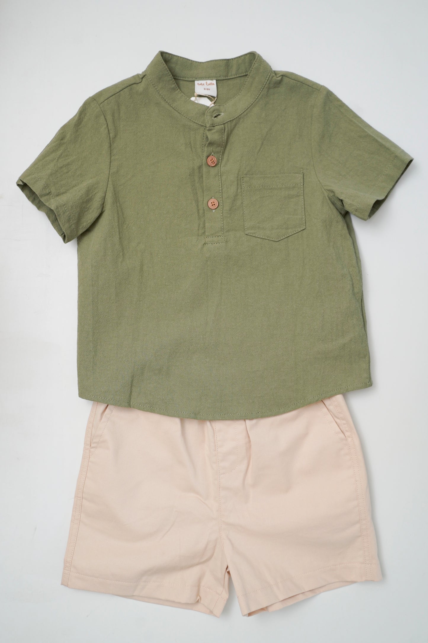 Conjunto Short Beige y camisa verde