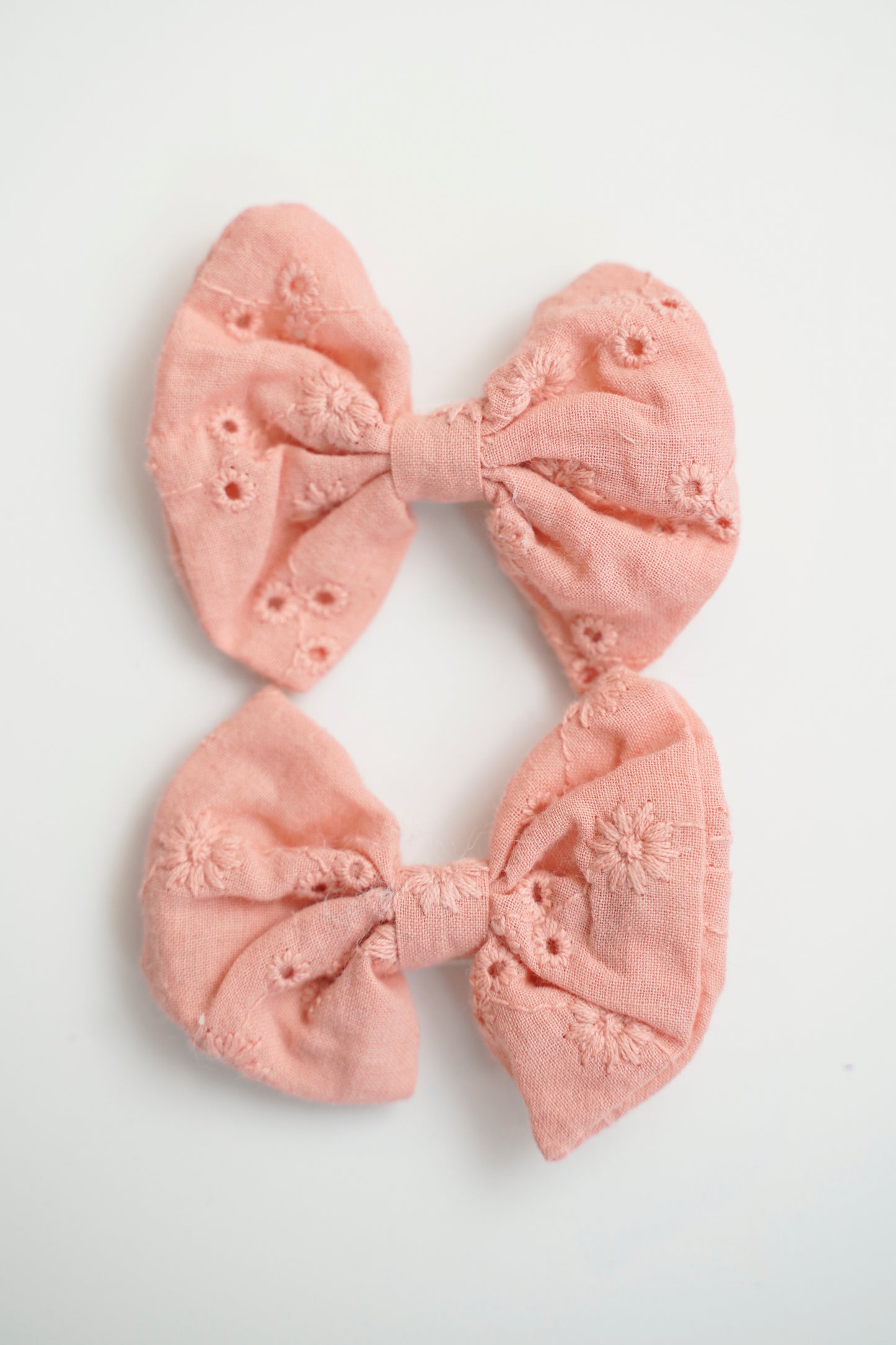 Par de moños floral bordado