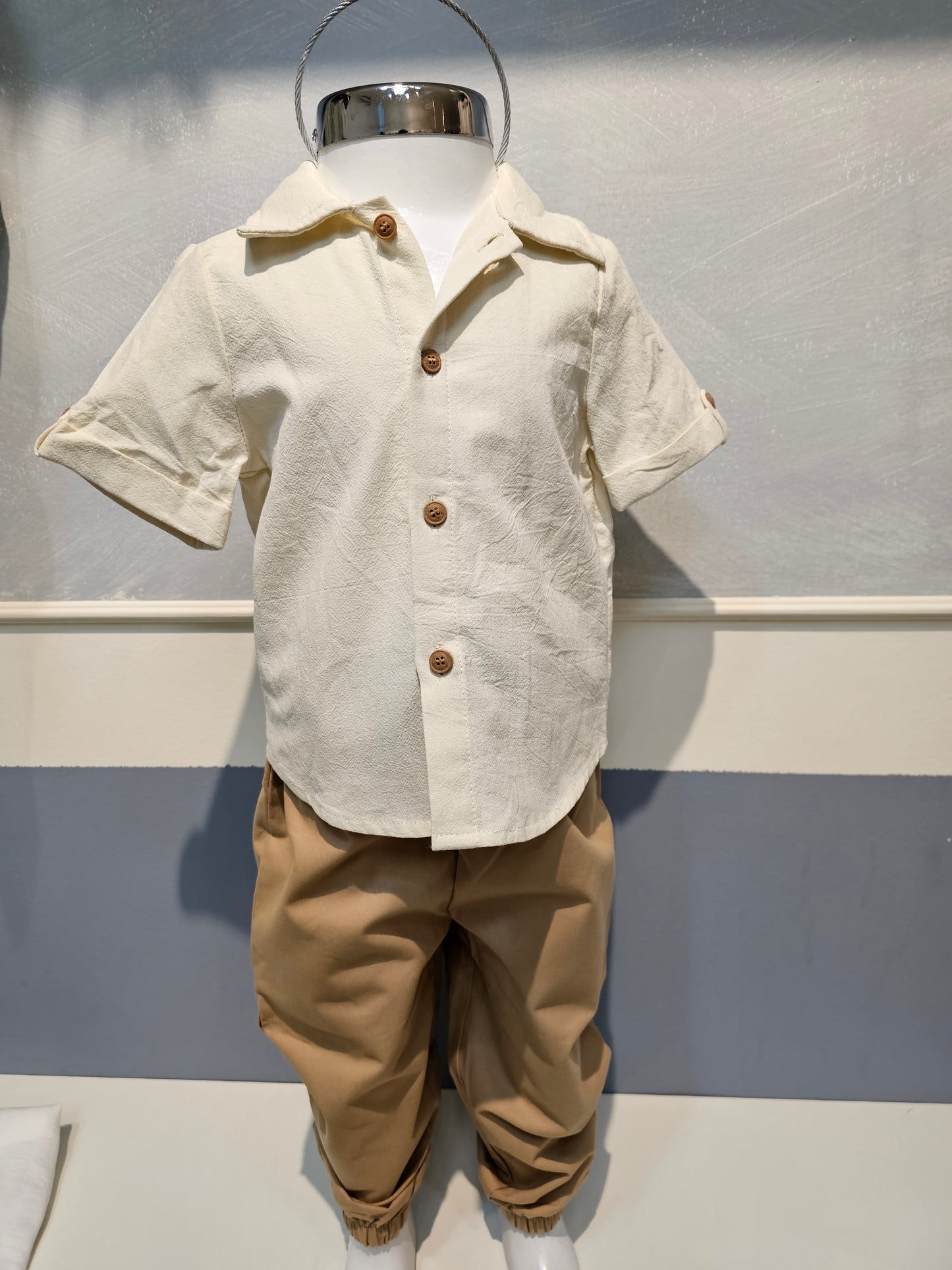 Conjunto Camisa Beige con  pantalón caqui