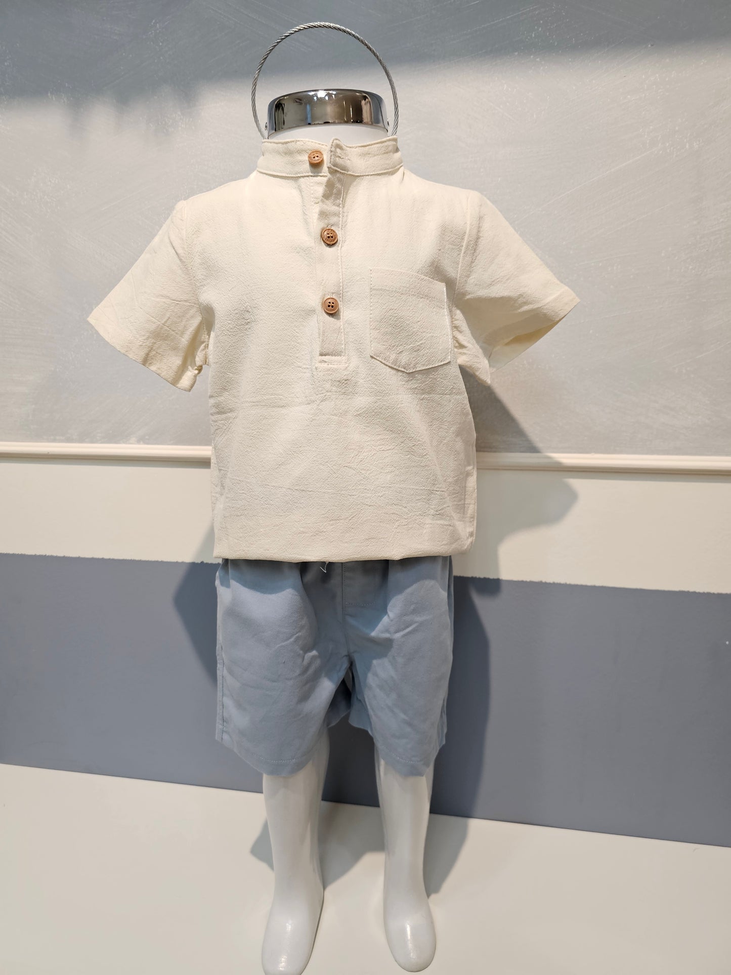 Conjunto camisa beige y short celeste