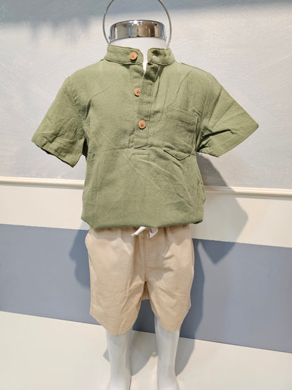 Conjunto Short Beige y camisa verde