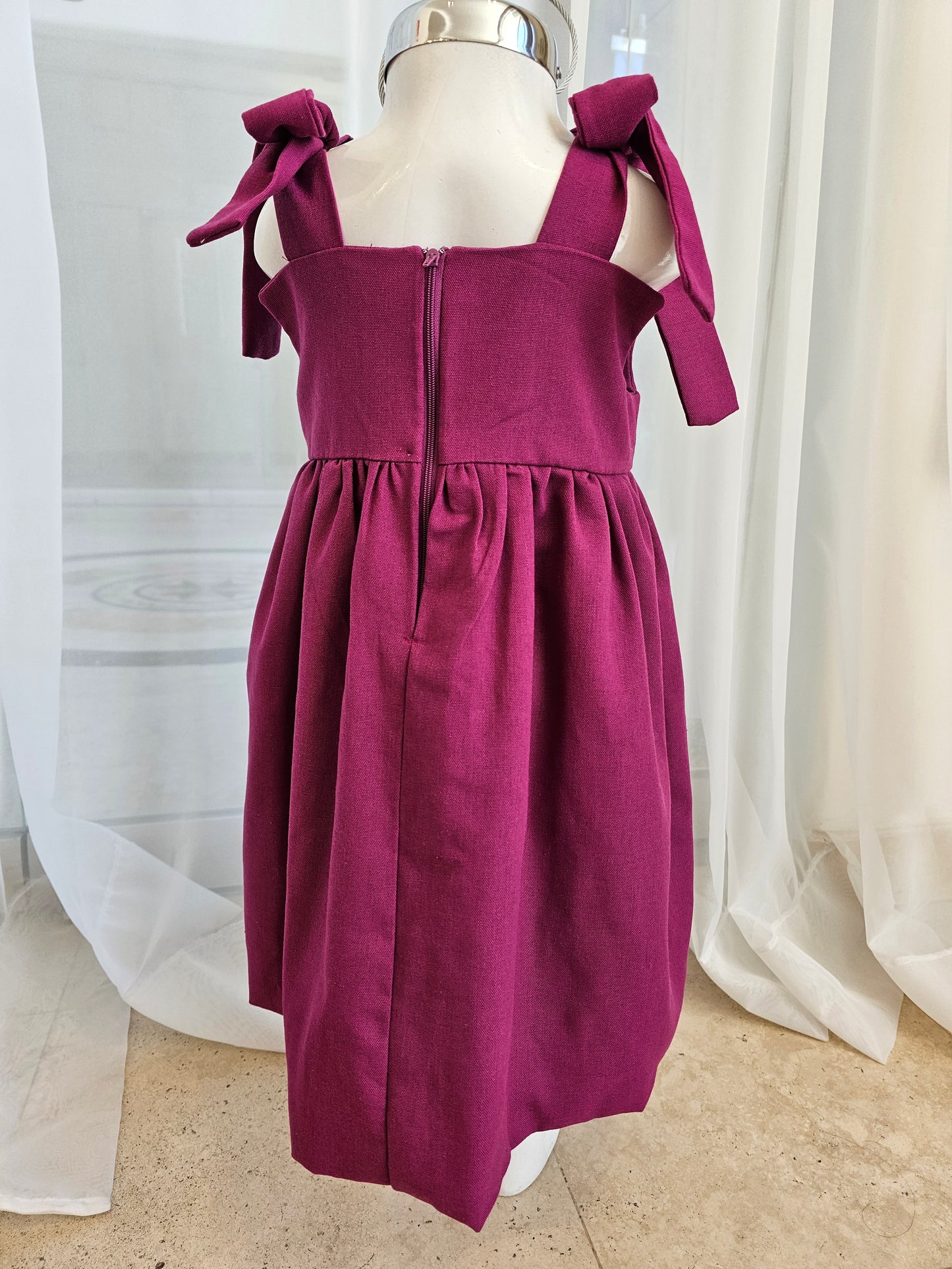 Vestido magenta con tirante de moño