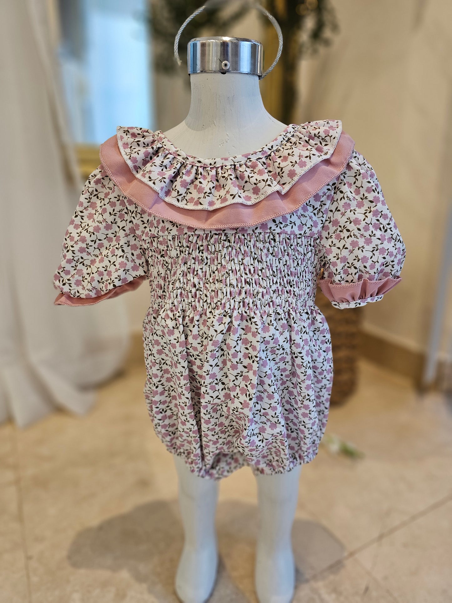 Body rosa floral cuello redondo y tiara