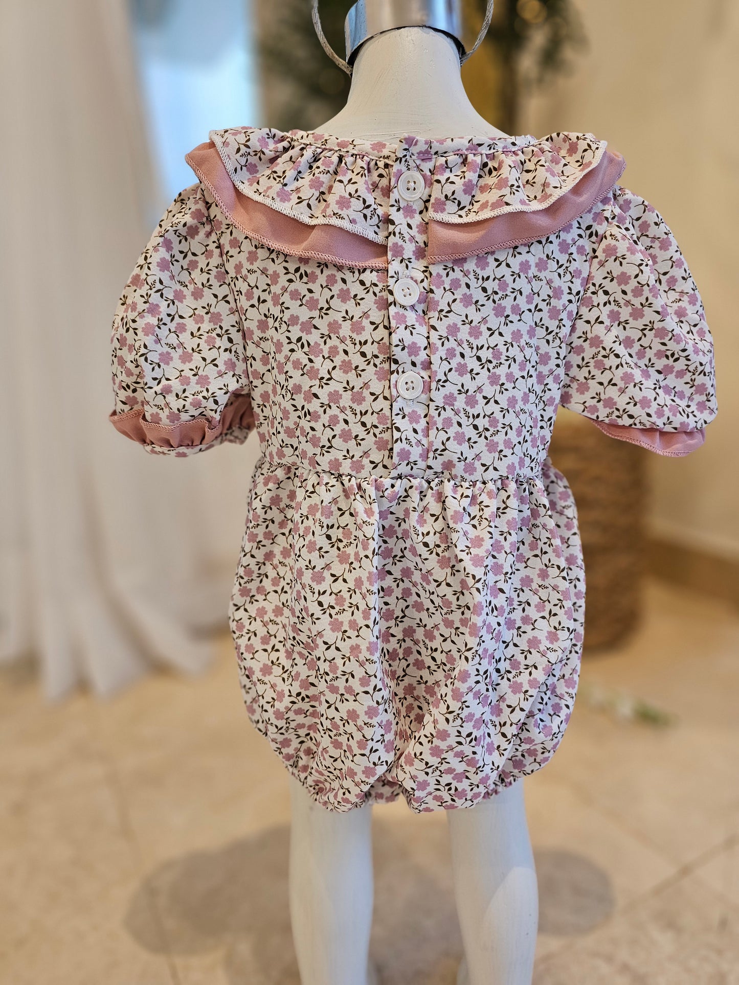 Body rosa floral cuello redondo y tiara