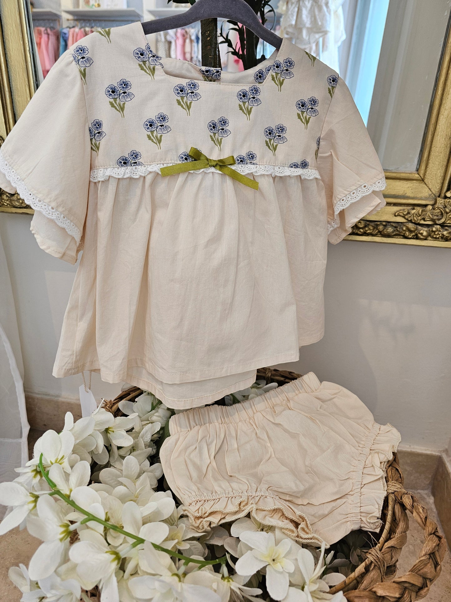 Vestido beige con mangas campana tira bordada