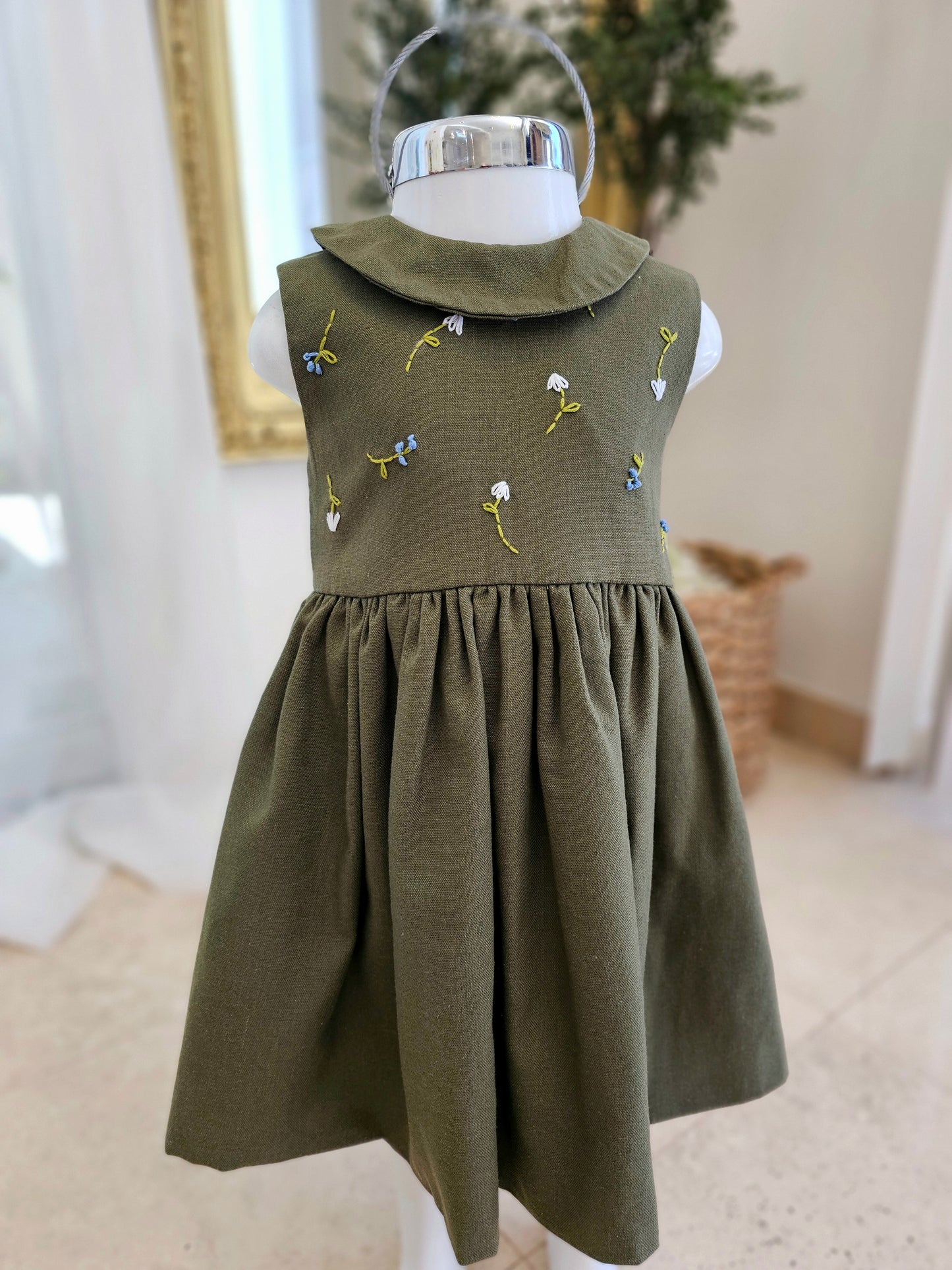 Vestido verde militar con bordado floral