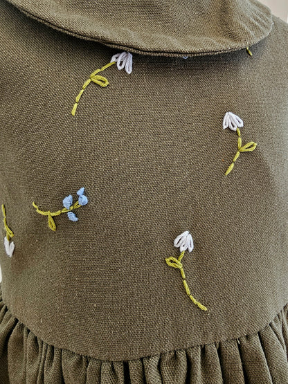 Vestido verde militar con bordado floral