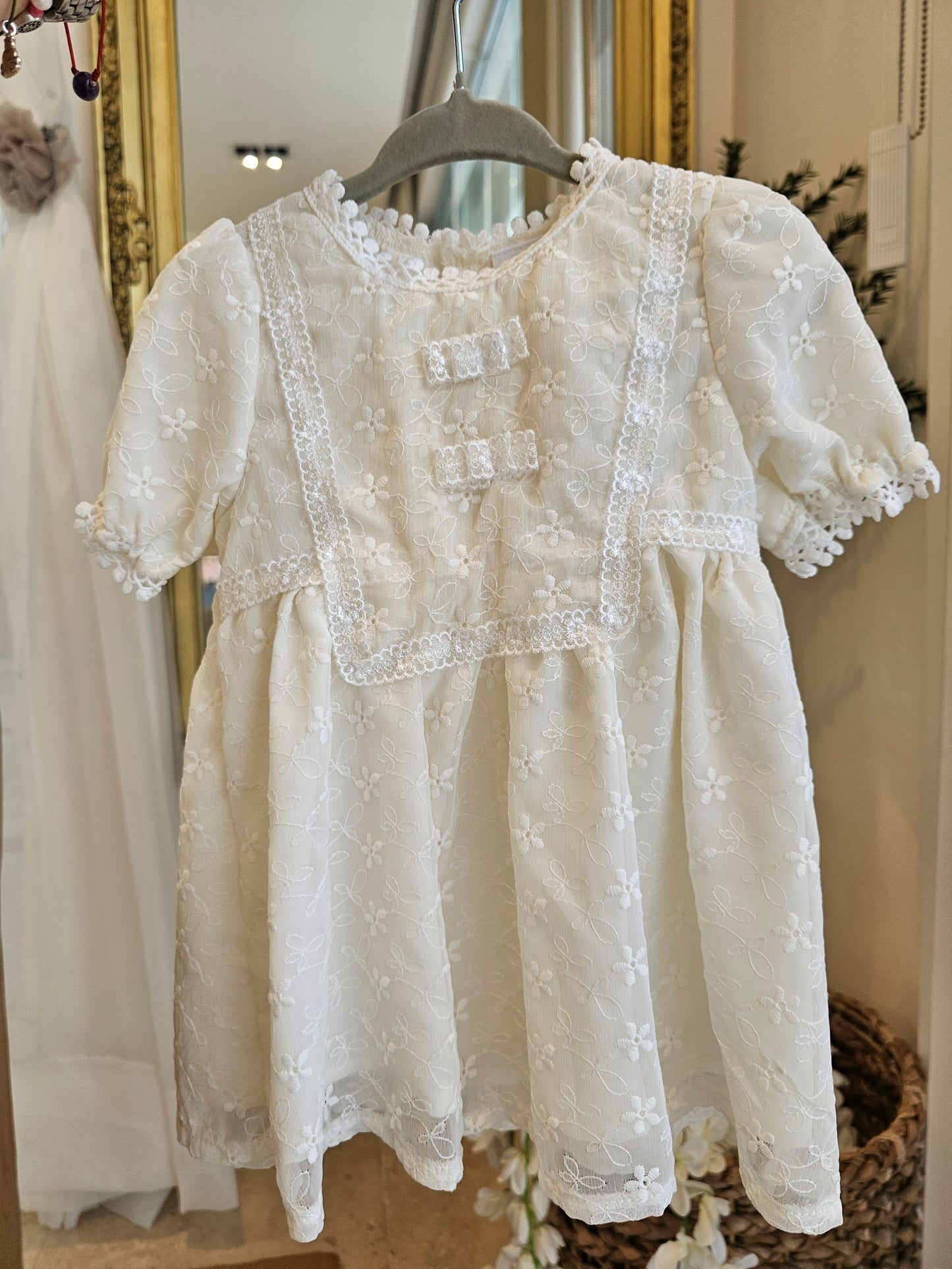 Vestido ivory bordado floral