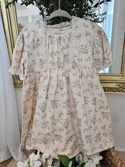 Vestido beige con encaje floral gris