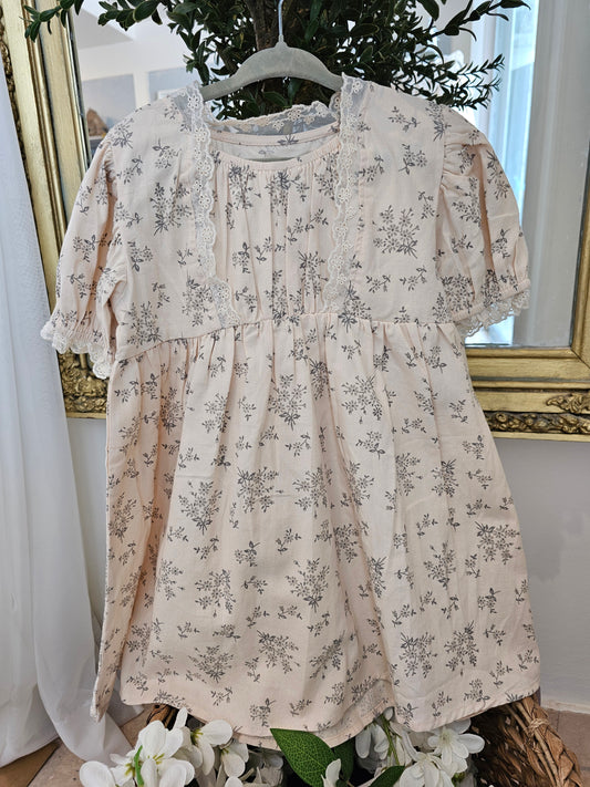 Vestido beige con encaje floral gris