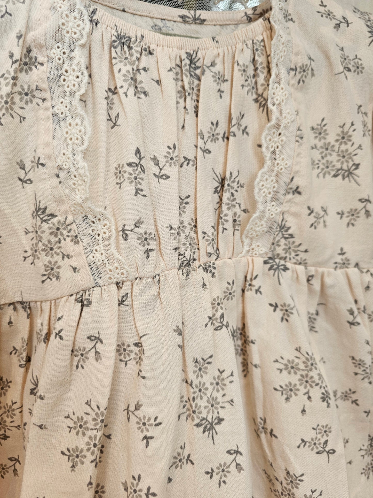 Vestido beige con encaje floral gris
